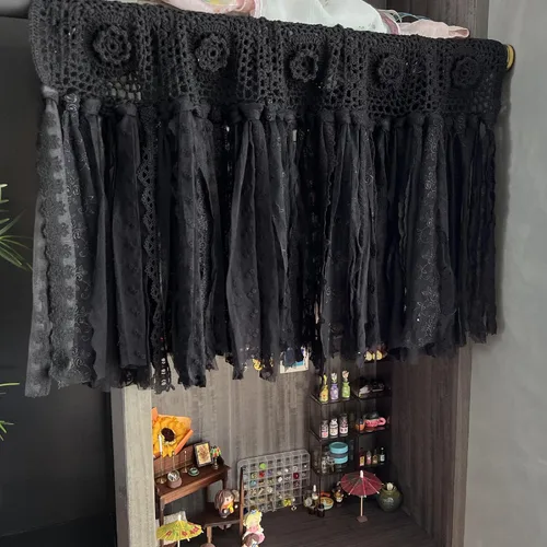 Vista 2 de YJ YANJUN Cenefa de Halloween para cocina, sala de estar, baño, hecha a mano, cortinas góticas superiores con bolsillo para barra, calavera, horror