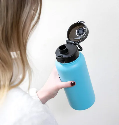 Vista 6 de MIRA - Botella de agua de acero inoxidable con tapa y popote sin BPA; cuenta con aislamiento al vacío que mantiene el frío durante 24 horas