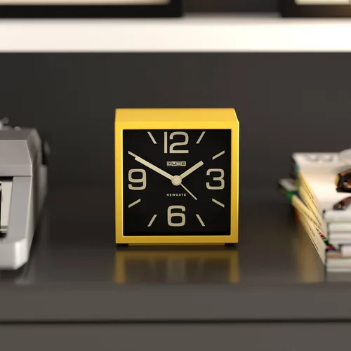 Vista 2 de NEWGATE® Reloj despertador en forma de cubo Alarma retro en forma de cubo Amarillo cítrico Ideal para mesita de noche, escritorio, estante