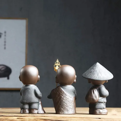Vista 5 de KJYHXX Little Cute Monk - Figuras de cerámica – Adorables estatuas de monje de porcelana marrón (estilos de escoba/personal/bolsa) – Escritorio