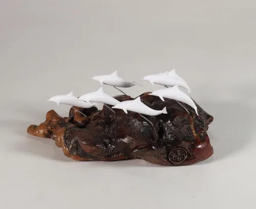 Vista 2 de Escultura escolar de delfines por John Perry Pelúcida miniatura de 8 pulgadas de largo sobre base de Burl