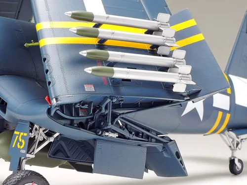 Vista 4 de TAMIYA 60327 1/32 Vought F4U-1D Corsair Kit de avión modelo de plástico para 168 meses a 1200 meses