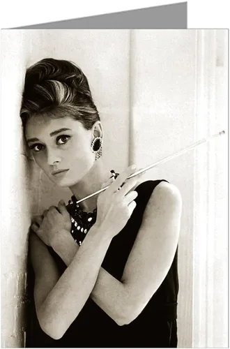Vista 4 de Epic Greeting Cards Doce tarjetas de notas variadas de Audrey Hepburn de sus películas con un pequeño vestido negro
