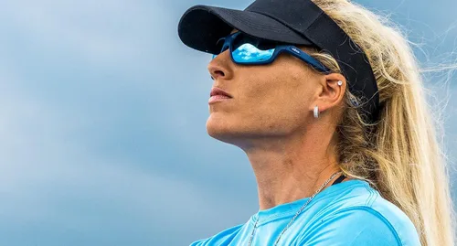 Vista 4 de Revo Sunglasses x Darcizzle Offshore Mahi: lente polarizada con marco envolvente deportivo M/L