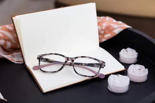 Vista 4 de Peepers by PeeperSpecs Women's Nature Walk Soft Square Reading Glasses Tortuga gris/rosa