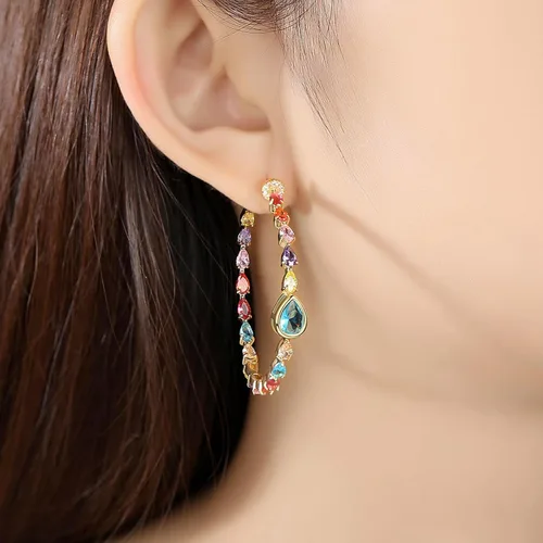 Vista 2 de Delicados aretes de aro grandes chapados en oro con forma de lágrima AAAAA Australia con circonita cúbica AAAAA, joyería de moda para mujeres