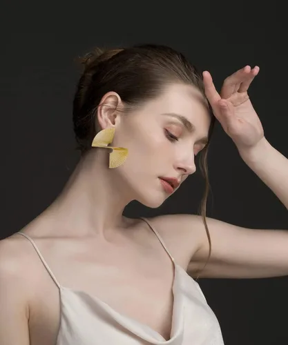 Vista 5 de LOREMOW 12 pares de aretes grandes de oro para mujeres y niñas, aretes grandes geométricos exagerados, aretes colgantes de hojas trenzadas