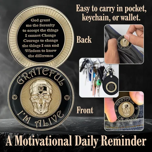 Vista 4 de The Token Shop - Moneda de sobriedad de Grateful I'm Alive, medallón de chip AA de calavera esculpida en 3D, alcohólicos anónimos de oración de Oro