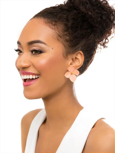 Vista 3 de ZENZII Aretes con pétalos de flor y broqueles en color dorado al centro, para mujer.
