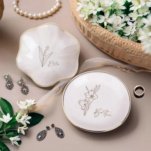 Vista 5 de callie Bandeja de joyería con nombre personalizado de flores de nacimiento, regalos de compromiso, plato para anillos, regalos personalizados
