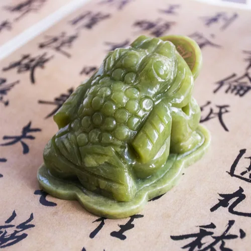 Vista 4 de Feng Shui Jade Dinero Rana de dinero de tres patas o estatua de sapo de dinero, decoración de tablero de instrumentos del automóvil que atraen Verde