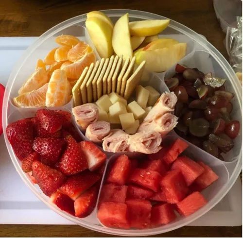 Vista 3 de Paquete de 2 recipientes para servir dulces y nueces, bandeja de aperitivos con tapa, 6 compartimentos redondos de plástico para almacenamiento