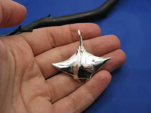 Vista 3 de Large Sized High Polish Sterling Silver Manta Ray Pendant