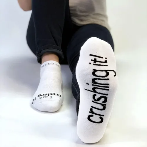 Vista 2 de notes to self Calcetines "I am Crushing It - Regalos de emprendedores para mujeres y hombres