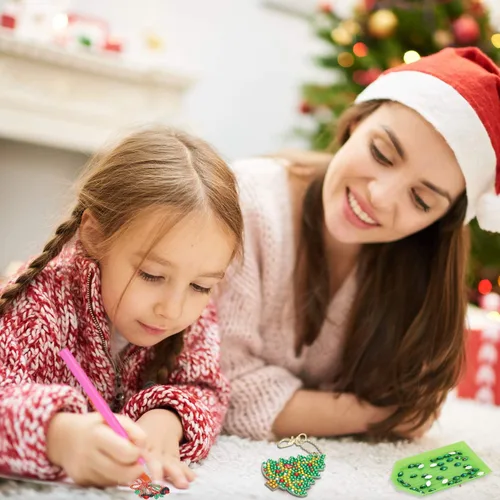 Vista 7 de Hicarer 9 piezas de adornos de Navidad de doble cara 5D DIY pintura de diamantes de Navidad kits de llaveros para adultos DIY llavero arte colgante