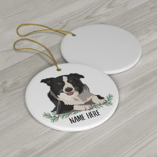 Vista 3 de Regalos personalizados Lovesout, adorno de unicornio con gorro rojo, para decoración de árbol de Navidad