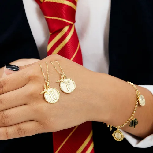 Vista 3 de HARRY POTTER Wizarding World - Collar con colgante de inicial de Snitch dorada, chapado en flash, 18 pulgadas, letra a elegir