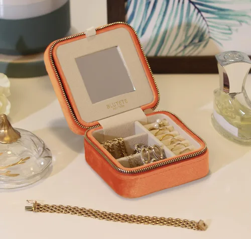 Vista 5 de BLUTETE Joyero de viaje organizador de terciopelo con anillos de espejo, aretes, collares, caja organizadora de almacenamiento (naranja)