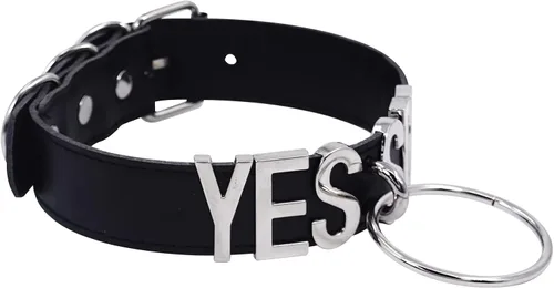 Vista 2 de ADEMISHIA Gargantilla negra con anillo tórico para mujer, collar de cuero vegano suave con letras grandes de aleación, gargantilla gótica punk