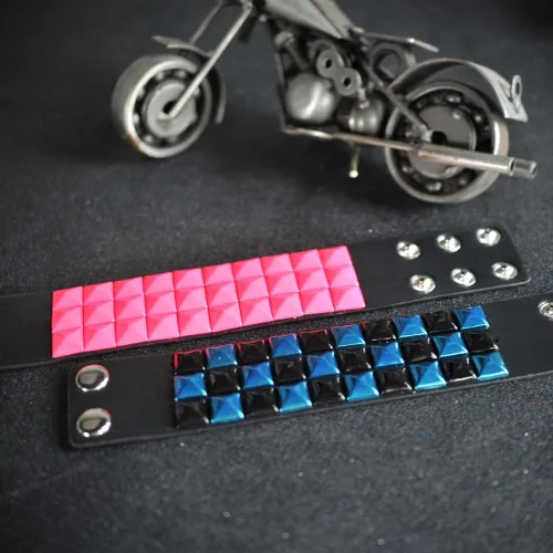 Vista 3 de Pulsera punk ancha de cuero – Pulsera pirámide de 3 filas – Pulsera de motociclista con tachuelas