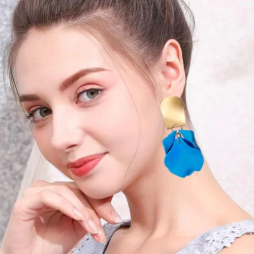 Vista 2 de Just Follow Aretes colgantes de pétalos de rosa, aretes bohemios de flores acrílicas, aretes grandes de resina floral para mujeres, mujeres, novia