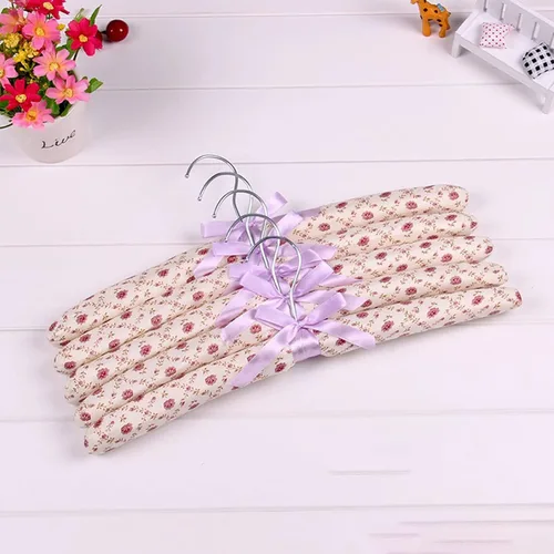 Vista 5 de Perchas acolchadas para ropa, colgador de satén, perchas acolchadas para mujer, suéteres (floral-5 piezas)