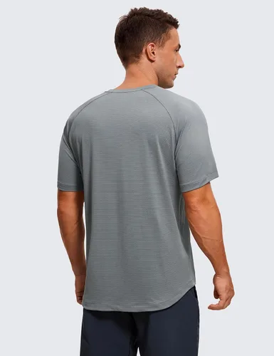 Vista 2 de CRZ YOGA Camisetas atléticas ligeras para hombre que absorben la humedad, camiseta de entrenamiento para correr, manga corta, camisetas de gimnasio