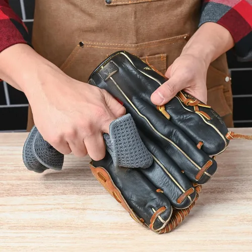 Vista 4 de Rhino Wax - Limpiador de guantes de béisbol (8 onzas) - Limpiador natural para guantes que elimina suave y eficazmente la suciedad y la suciedad