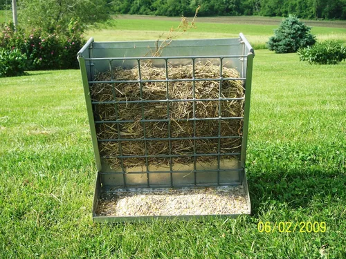 Vista 2 de Little Giant® Alimentador montable para ovejas y cabras - Comedero 2 en 1 para cabras y ovejas y estante de heno - Combinación de heno y grano