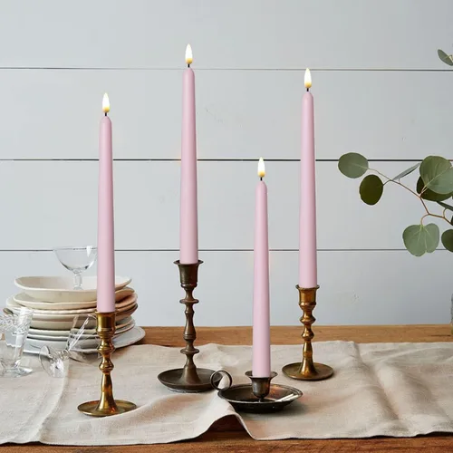 Vista 2 de Paquete de 4 velas sin llama de color rosa de 11 pulgadas cubiertas de cera, utiliza 2 pilas AA (no incluidas), funciona con 200 horas, control