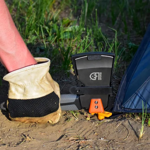 Vista 8 de GEAR AID Balta Camp Hatchet: una herramienta versátil para incendios y campamentos con cubierta de seguridad, martillo, cortador de leña y extractor
