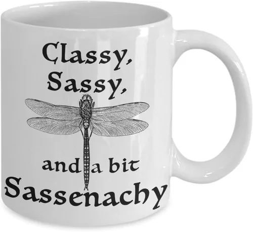 Vista 2 de Taza Outlander, mercancía Sassenach para los fanáticos de Jamie Fraser, elegante, atrevida y un poco Sassenachy, regalo divertido para mujeres