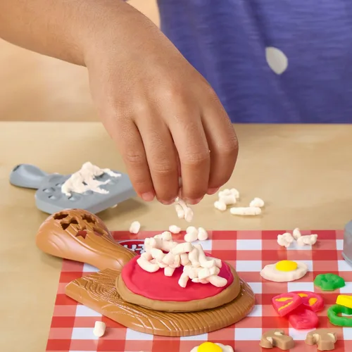 Vista 5 de Play-Doh Stamp & Spin Pizza Playset, 8 accesorios y 5 colores, juguetes de comida y cocina para niños, a partir de 3 años