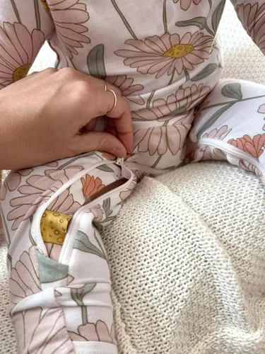 Vista 13 de GUNAMUNA Pijama unisex convertible ultrasuave para bebé, mameluco con cremallera para pañales, recién nacido a 24 meses
