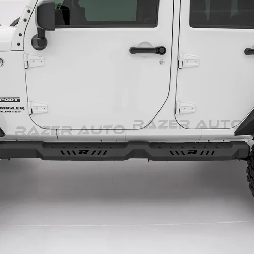 Vista 4 de Guardia lateral Razer para puerta Jeep Wrangler 07-17 con textura placa protectora negra con peldaño de 4 escalones, Negro
