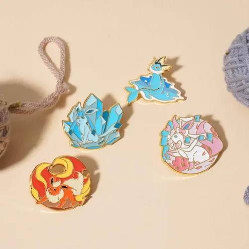 Vista 3 de Kawaii Sylveon Eevee - Mochila de metal esmaltado, pequeña, linda y colorida colección única de dibujos animados, S, Metal, otro