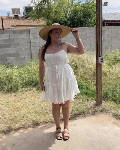 Vista 4 de Onedreamer Vestido de mujer con tirantes delgados en la cintura, nudo cruzado en la parte delantera, dobladillo con volantes, vestido corto