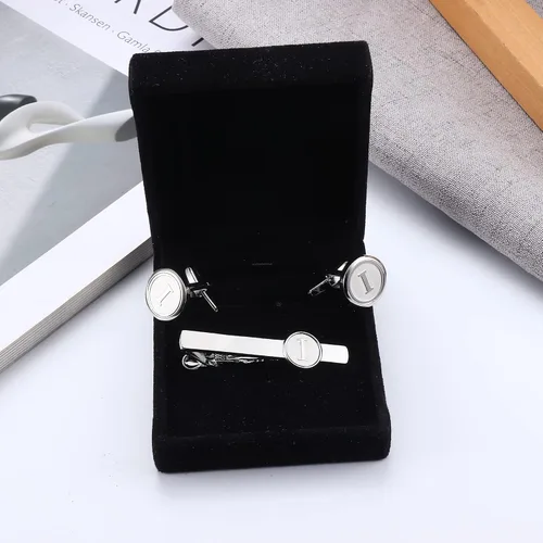 Vista 2 de THUNARAZ Juego de gemelos con inicial y clip de corbata para hombre, gemelos personalizados del alfabeto A-Z y barra de corbata con caja de regalo