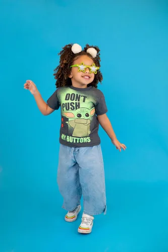 Vista 3 de STAR WARS The Mandalorian The Child - Conjunto de camiseta atlética y pantalones cortos de malla para bebés a niños grandes