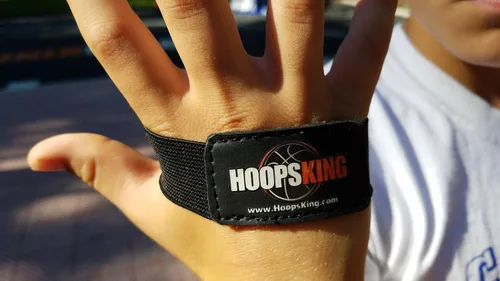 Vista 4 de HOOPSKING Juego de 2 ayudas para entrenamiento de baloncesto para regates y disparos, mantén la pelota fuera de tu palma, captura de fútbol