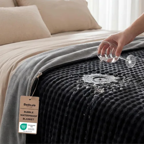 Vista 15 de Bedsure Manta impermeable con burbujas para sofá, manta reversible de forro polar suave para perros pequeños, funda de sofá impermeable, protector
