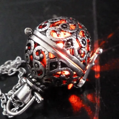 Vista 5 de UMBRELLALABORATORY Collar Steampunk Fire medallón brillante Gran regalo para mujeres, madre, padre, linda joyería mágica, Metal