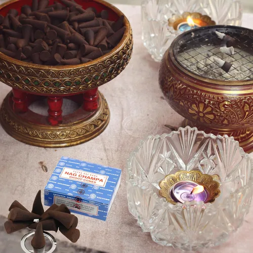 Vista 7 de Satya Sai Baba Nag Champa - Conos de incienso para meditación, yoga y alivio del estrés, paquete de 12, 144 conos con fragancia natural