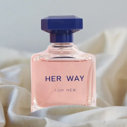 Vista 4 de Her Way Perfume Eau de Parfum para mujer – Aroma floral fresco de vainilla amaderada – 3.4 fl oz / 3.4 onzas líquidas (2, 3.4 fl oz)
