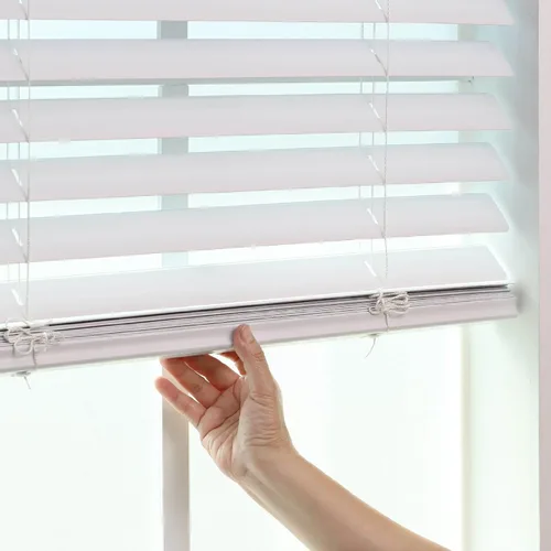 Vista 5 de DEZ FURNISHINGS Persiana veneciana de listones planos inalámbricos de 2 pulgadas, 20 pulgadas de ancho x 48 pulgadas de alto, color blanco