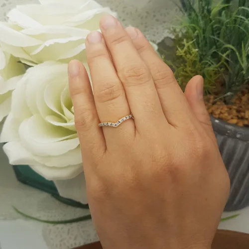 Vista 7 de Dazzlingrock Collection Anillo de Chevron de boda de diamantes blancos y piedras preciosas redondas para mujeres en oro
