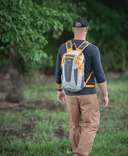 Vista 5 de ALPS Mountaineering Mochila Hydro Trail 15L - Gris/Albaricoque