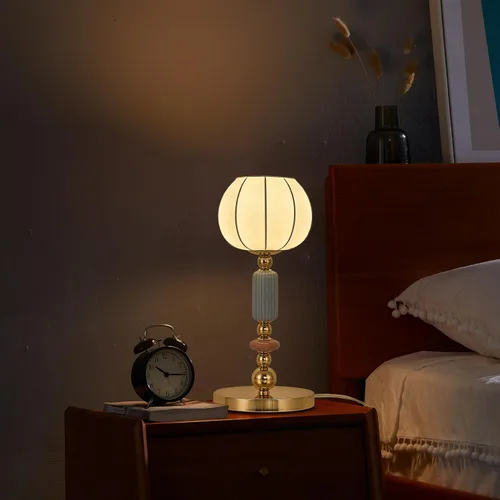 Vista 3 de Lámpara de mesa moderna imitada de seda con enchufe, base metálica, luz de escritorio con enchufe, cable y interruptor para dormitorio, mesita