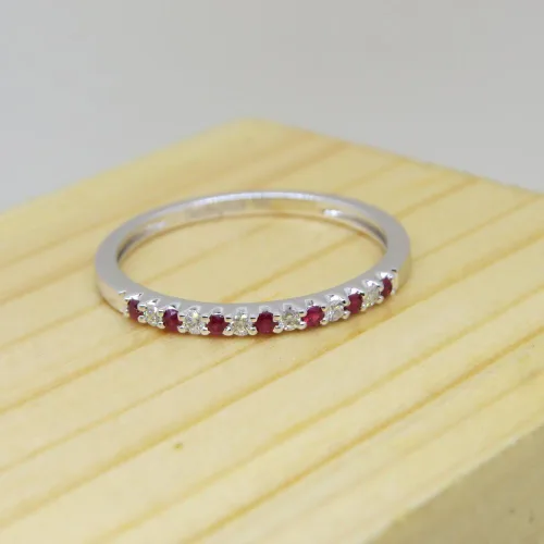 Vista 2 de Dazzlingrock Collection Anillo apilable de boda con piedras preciosas y diamantes de 14 quilates, oro blanco