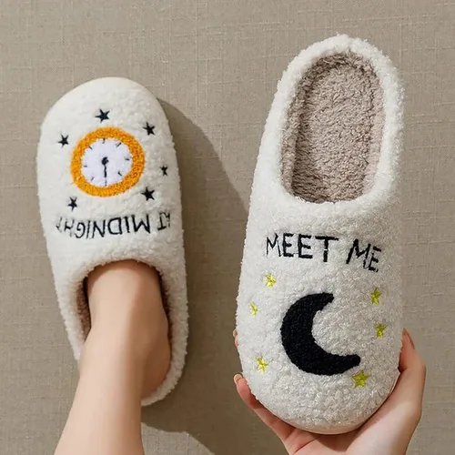 Vista 3 de QQGB Meet Me at Midnight - Pantuflas de felpa para mujeres y hombres, pantuflas de casa cálidas de invierno para interiores y exteriores